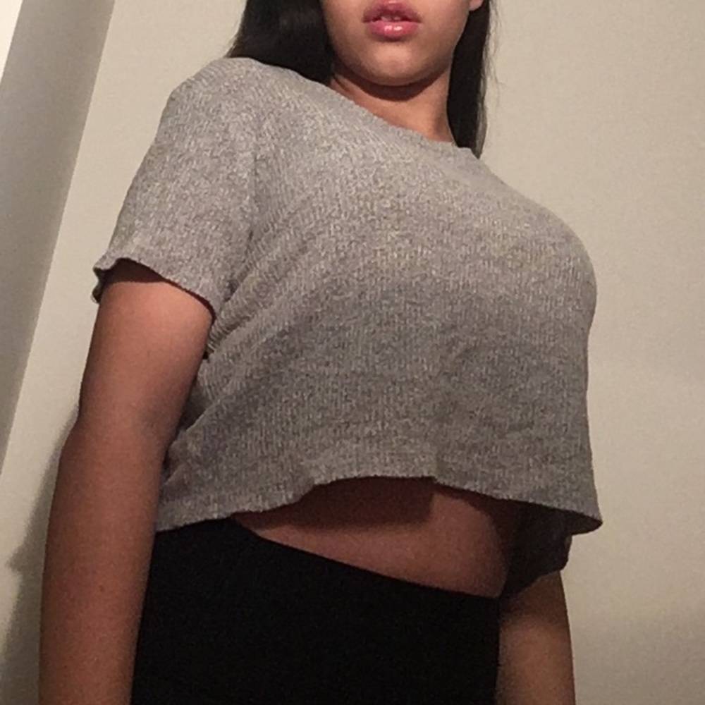 gray loose crop top